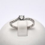 Anello Solitario Gambo Ondulato con Diamanti e Diamante Centrale 0.31ct  Giorgio Visconti
