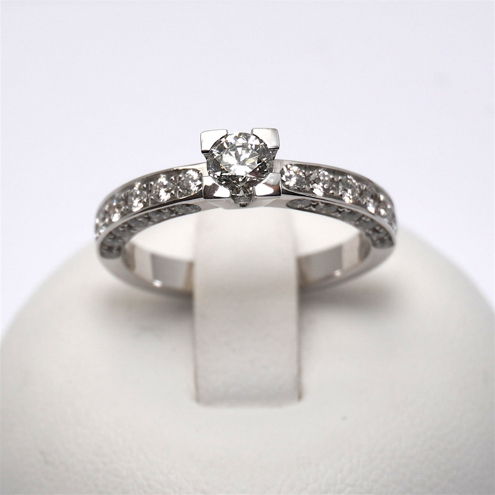 79-giorgio-visconti-anello-solitario-diamante-prezzo-oro-bianco-ab-preziosi-balzano-gioielleria-bari-AB15366C.jpg Anello Solitario Icona con Diamante Centrale 0.40ct e Laterali 0.84ct Giorgio Visconti - immagine 1