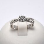 Anello Fiore Centrale di Diamanti con Gambo Intrecciato 0.42ct Giorgio Visconti