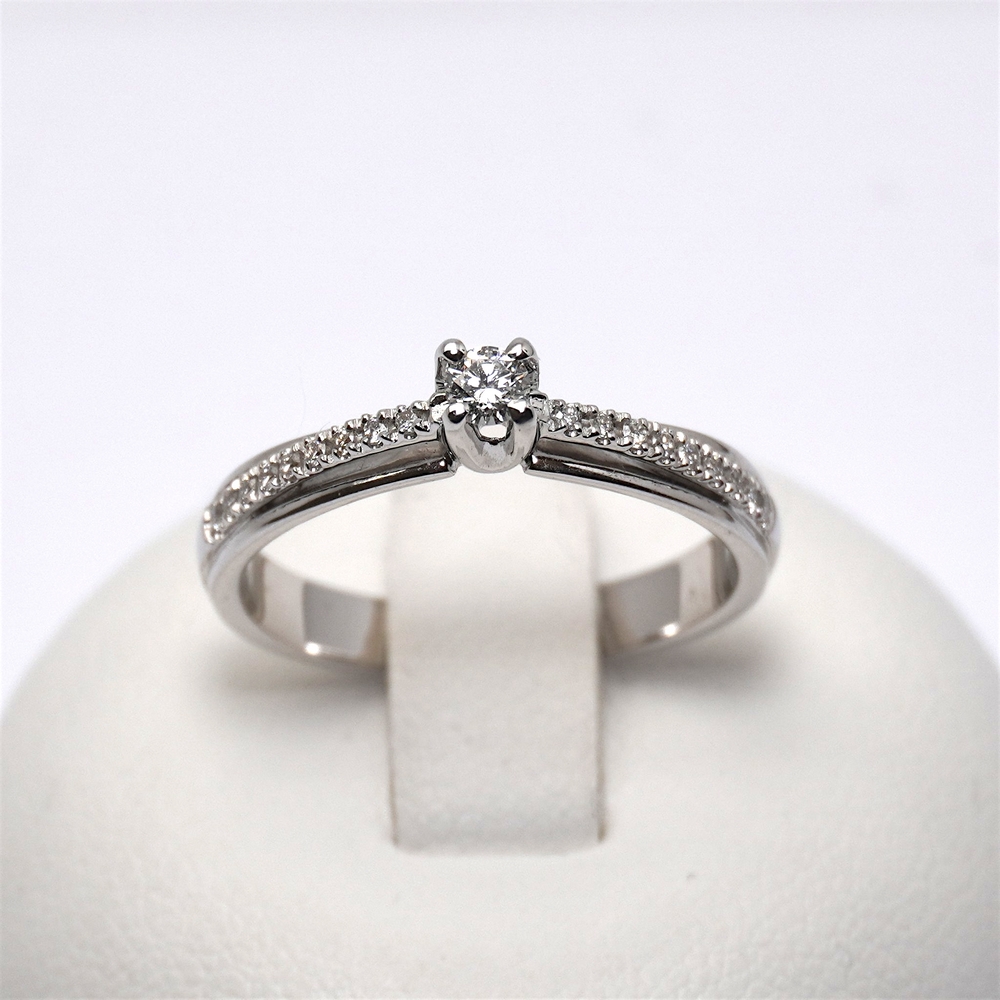 85-giorgio-visconti-bari-anello-solitario-diamante-oro-bianco-ab-preziosi-balzano-AB16185A.jpg Anello Solitario in Oro e Diamanti C 0.10ct 0.09ct Giorgio Visconti - immagine 1