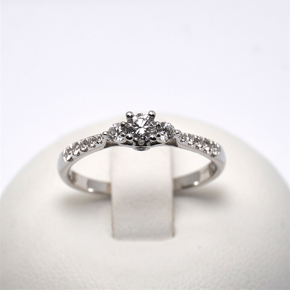 89-giorgio-visconti-anello-solitario-diamanti-oro-bianco-prezzo-gioielleria-bari-ab-preziosi-balzano-ABX15347.jpg Anello Trilogy Diamanti Centrali 0.25ct e sul Gambo 0.15ct Giorgio Visconti - immagine 1