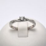 Anello Solitario in Oro e Diamante Centrale e Gambo in Pavè 0.26ct Giorgio Visconti