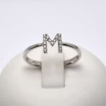 Anello in Oro e Lettera M di Diamanti 0.06ct Giorgio Visconti