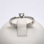 Anello Solitario Gambo Dritto con Diamante 0.19ct Griffes Quadrate Giorgio Visconti
