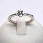Anello Modello Fiore in Oro Diamante Centrale 0.16ct e Laterali 0.08ct Giorgio Visconti