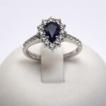 Anello con Zaffiro Blu Taglio Goccia Contornato da Diamanti Giorgio Visconti