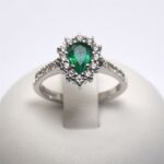 Anello con Smeraldo Taglio Goccia Contornato da Diamanti Giorgio Visconti