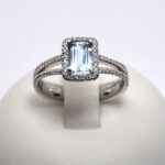 Anello con Acquamarina Baguette Contonata di Diamanti Giorgio Visconti