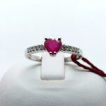 Anello Cuore con Diamanti e Rubino Promesse