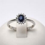 Anello Zaffiro Blu 0.48ct e Contorno di Diamanti 0.13ct Giorgio Visconti