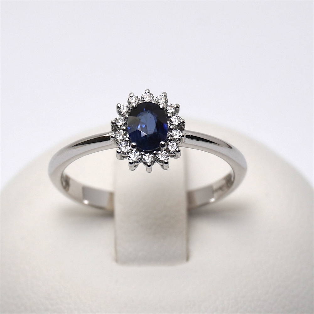 28-anello-zaffiro-prezzo-giorgio-visconti-diamanti-oro-bianco-ab-preziosi-balzano-gioielleria-bari-AB16960Z.jpg Anello Zaffiro Blu 0.48ct e Contorno di Diamanti 0.13ct Giorgio Visconti - immagine 1