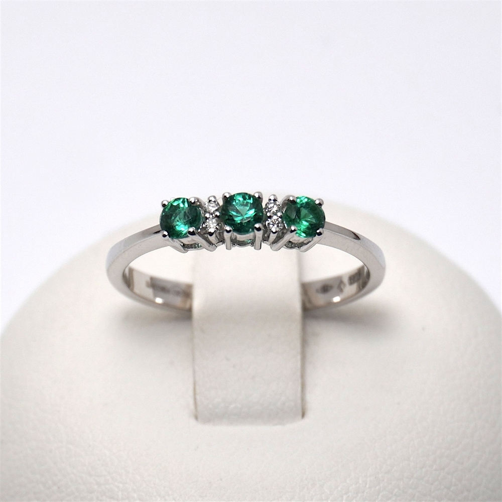 35-anello-smeraldo-oro-bianco-diamanti-giorgio-visconti-gioielleria-bari-ab-preziosi-balzano-AB16837S.jpg Anello Oro Trilogy Smeraldi 0.27ct e Diamanti 0.03ct Giorgio Visconti - immagine 1
