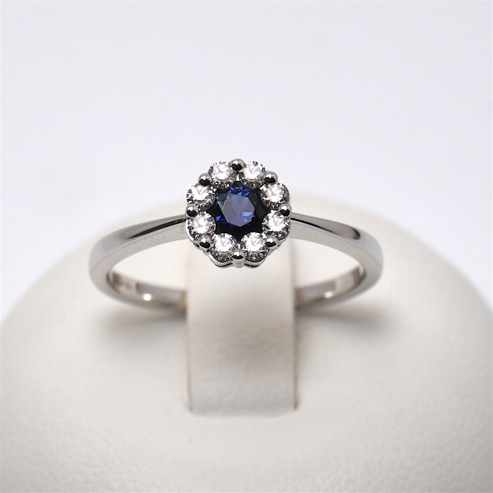 39-zaffiro-blu-anello-prezzo-oro-bianco-diamanti-giorgio-visconti-gioielleria-bari-ab-preziosi-balzano-ABX15038Z.jpg Anello Oro Zaffiro Blu 0.28ct con Diamanti 0.22ct Giorgio Visconti - immagine 1