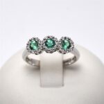 Anello Trilogy Fiore di Diamanti 0.22ct con Smeraldi Centrali 0.34ct e Giorgio Visconti