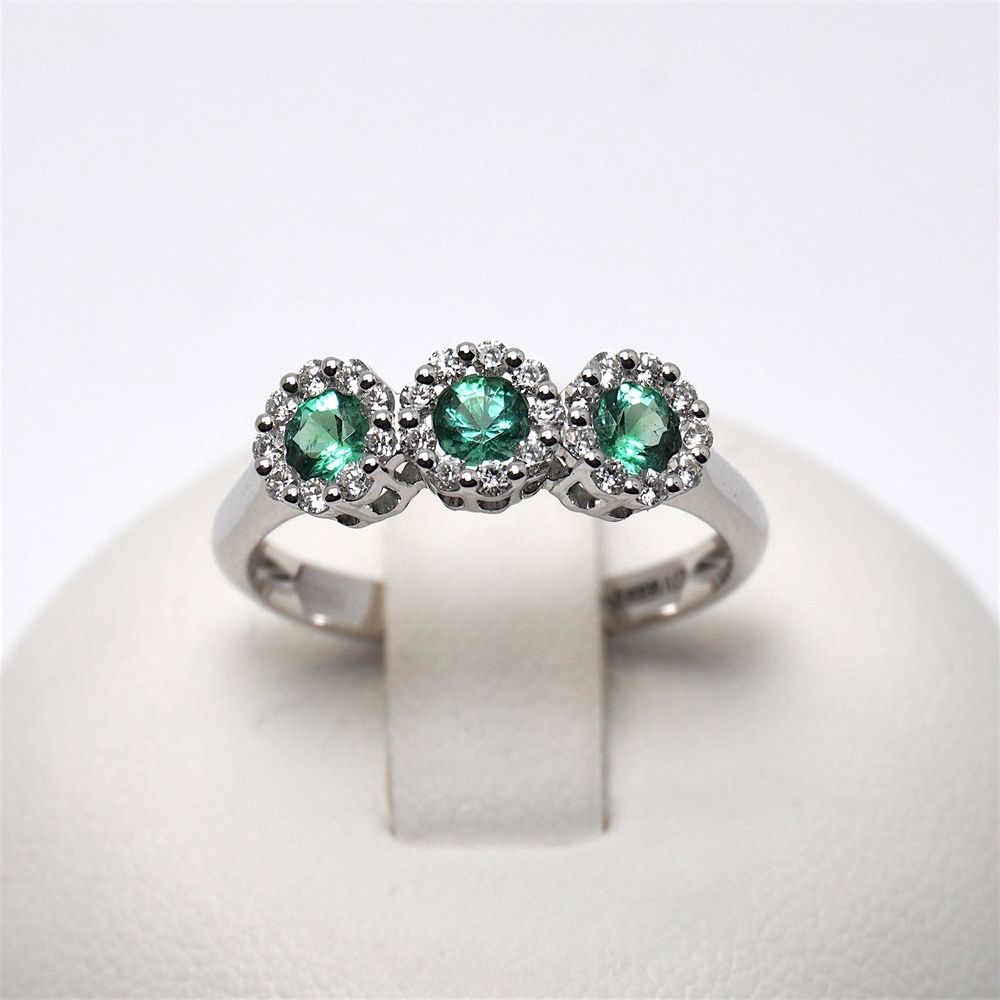 43-anello-smeraldo-prezzo-oro-bianco-diamanti-giorgio-visconti-gioielli-donna-ab-preziosi-balzano-gioielleria-bari-ABX15056S.jpg Anello Trilogy Fiore di Diamanti 0.22ct con Smeraldi Centrali 0.34ct e Giorgio Visconti - immagine 1