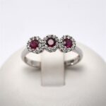Anello Trilogy Fiore di Diamanti 0.22ct con Rubini Centrali 0.34ct e Giorgio Visconti
