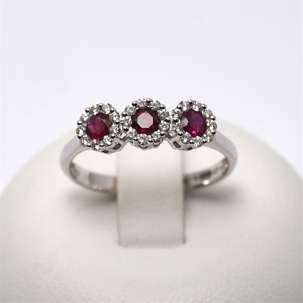 44-rubino-anello-prezzo-giorgio-visconti-oro-bianco-diamanti-ab-preziosi-balzano-gioielleria-bari-ABX15056R.jpg Anello Trilogy Fiore di Diamanti 0.22ct con Rubini Centrali 0.34ct e Giorgio Visconti - immagine 1