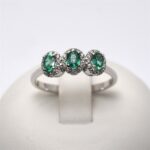 Anello Trilogy di Diamanti 0.16ct con Smeraldi Centrali 0.39ct e Giorgio Visconti