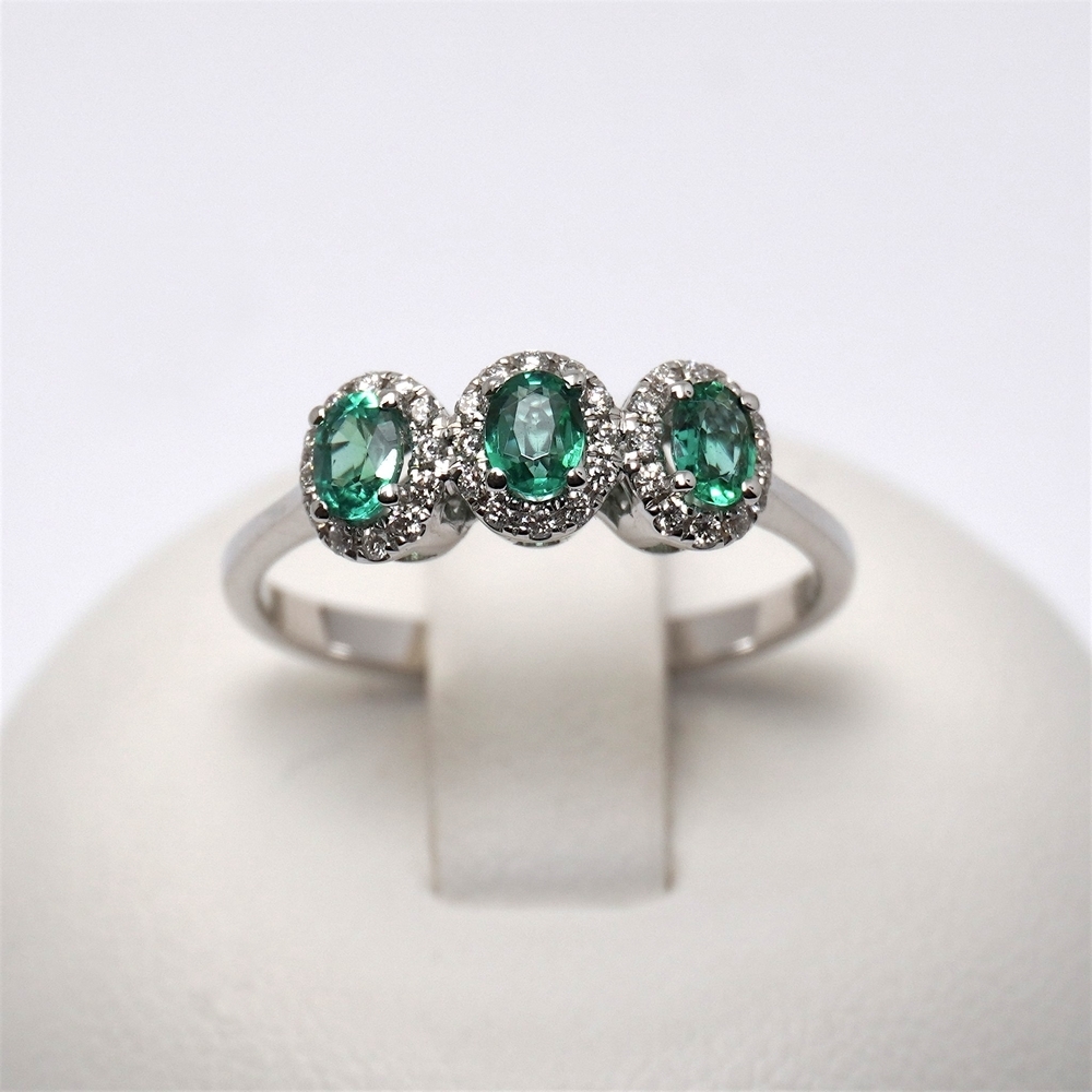 45-smeraldi-giorgio-visconti-anello-prezzo-ab-preziosi-balzano-gioielli-donna-gioielleria-bari-ABX16062S.jpg Anello Trilogy di Diamanti 0.16ct con Smeraldi Centrali 0.39ct e Giorgio Visconti - immagine 1