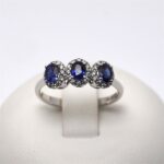 Anello Trilogy di Diamanti 0.18ct con Zaffiri Blu Centrali 0.76ct e Giorgio Visconti