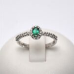 Anello con Smeraldo Ovale Contornato di Diamanti Giorgio Visconti