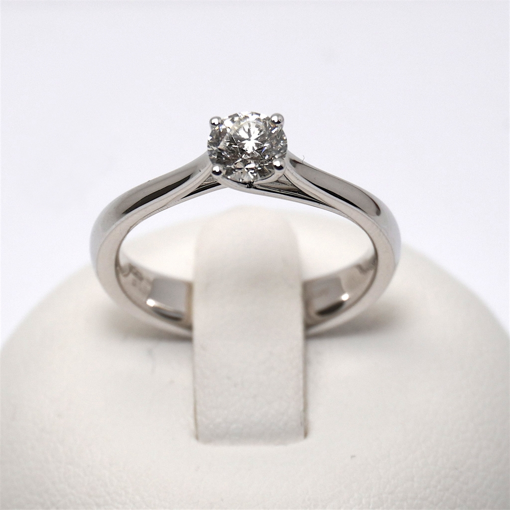 70-solitario-diamante-prezzo-oro-bianco-giorgio-visconti-gioielli-ab-preziosi-balzano-gioielleria-bari-AB16304F.jpg Anello Solitario in Oro e Diamante 0.54ct Giorgio Visconti - immagine 1