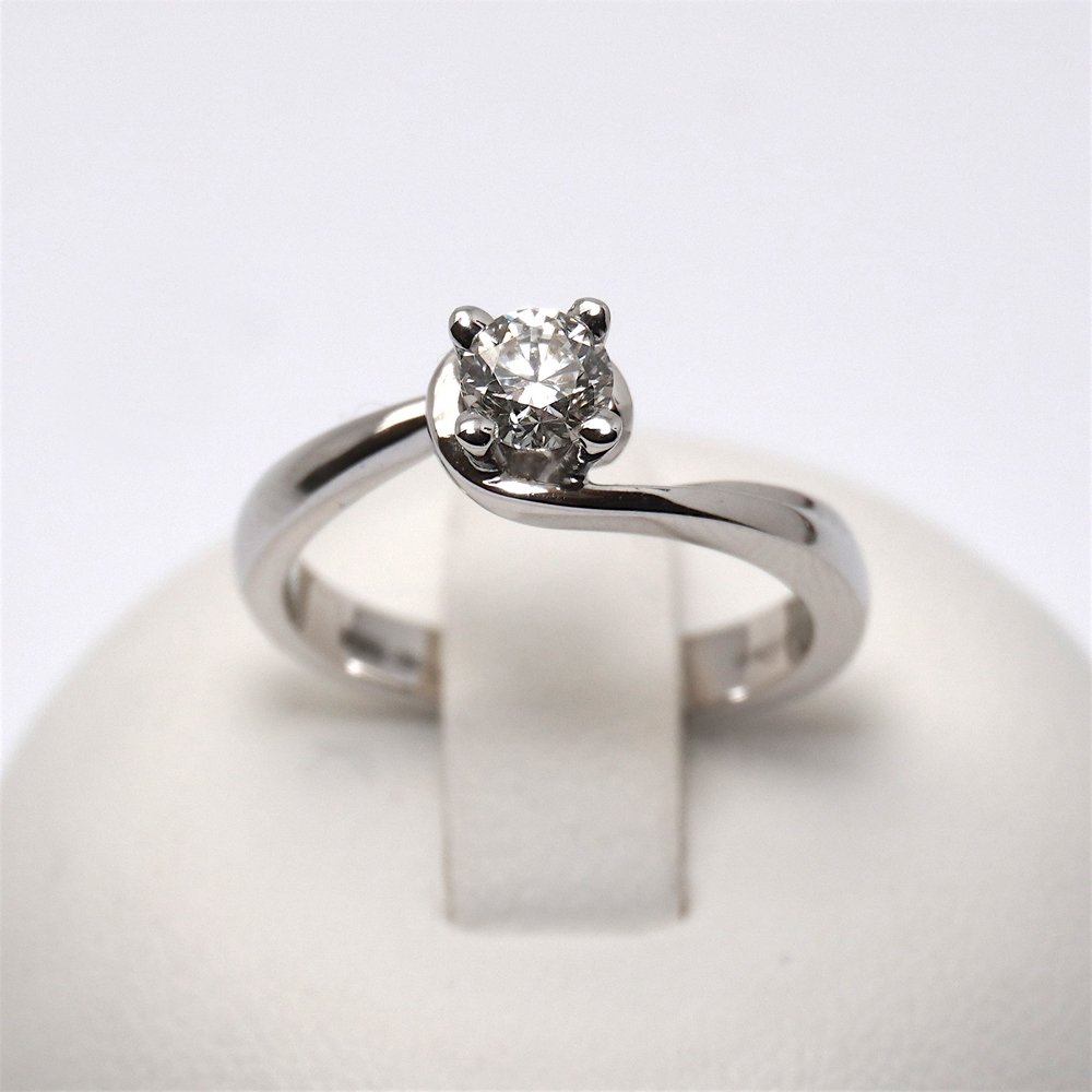 72-solitario-diamante-oro-bianco-costo-giorgio-visconti-offerta-gioielleria-bari-ab-preziosi-balzano-AB13613D.jpg Anello Solitario Valentino in Oro e Diamante 0.41ct Giorgio Visconti - immagine 1