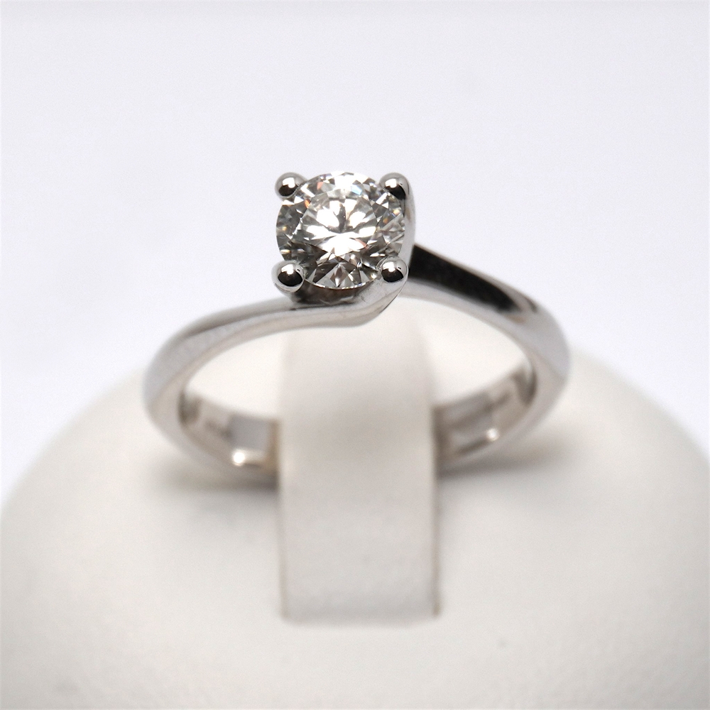 75-anello-solitario-diamante-1-carato-prezzo-giorgio-visconti-oro-bianco-proposta-matrimonio-ab-preziosi-balzano-gioielleria-bari-AB16604I.jpg Anello Solitario Valentino in Oro e Diamante 0.80ct con Certificato GIA Giorgio Visconti - immagine 1