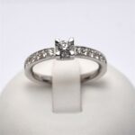 Anello Solitario IoLuce in Oro e Diamanti C 0.20ct  e Laterali 0.38ct Giorgio Visconti