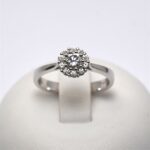 Anello Solitario Centrale Contornato da Diamanti 0.45ct Giorgio Visconti