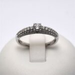 Anello Solitario in Oro e Diamante Centrale 0.25ct e Gambo in Pavè 0.49ct Giorgio Visconti