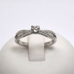 Anello Solitario in Oro Diamante Centrale 0.28ct e Gambo Intrecciato 0.12ct Giorgio Visconti