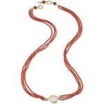 Collana Lunga in Ottone Dorato con Coralli Rossi e Cristallo Madreperla Donna Sovrani