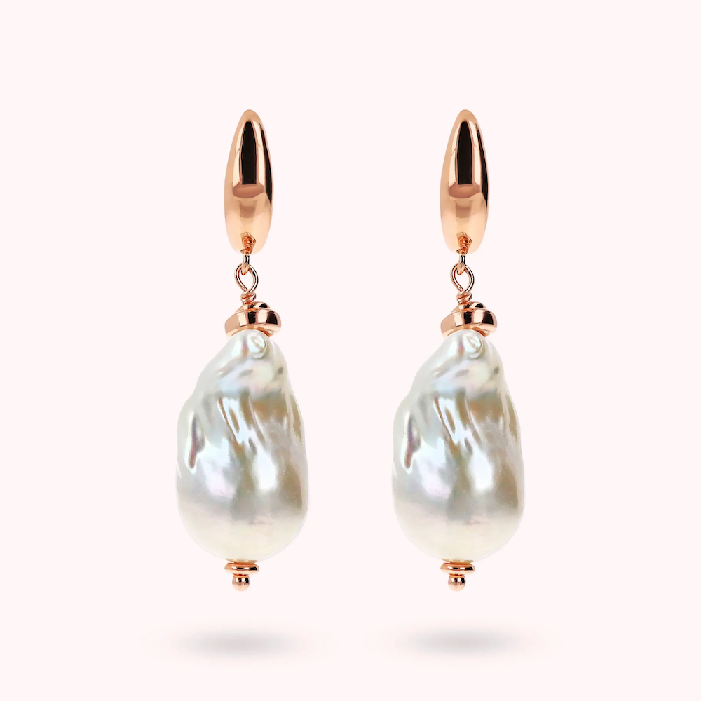 Orecchini-con-perla-barocca-pendente-di-acqua-dolce-idea-regalo-per-lei-bronzo-rose-firmati-bronzallure-WSBZ02416.WPRL-.png Orecchini Semicerchio in Bronzo Rosè e Perla Barocca Donna Bronzallure - immagine 1